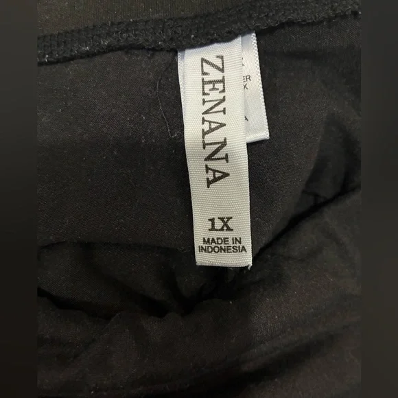 Zenana Outfitters Black High-Rise Bike Shorts with Side Pockets - Picture 3 of 3